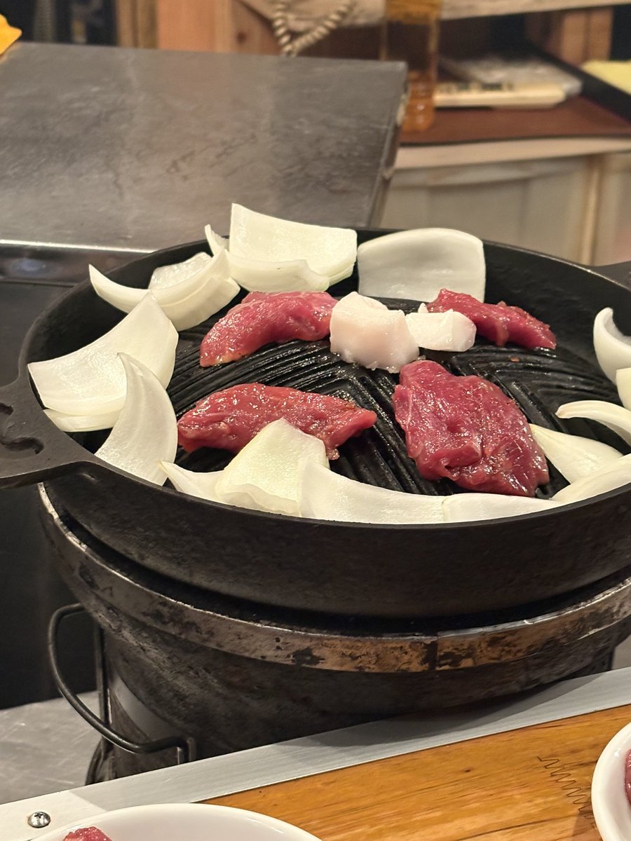 GooSakan's tweet photo. 札幌ジンギスカン　@千歳

ジンギスカン、北海道で１番美味いと思う
店に。開店前から大行列、、。

間違いない感じ。 https://t.co/mjjpn55MQ3
