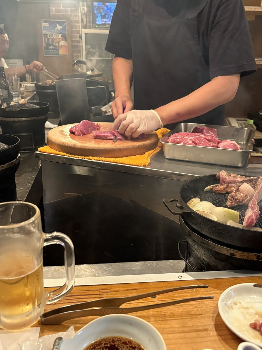 GooSakan's tweet photo. 札幌ジンギスカン　@千歳

ジンギスカン、北海道で１番美味いと思う
店に。開店前から大行列、、。

間違いない感じ。 https://t.co/mjjpn55MQ3