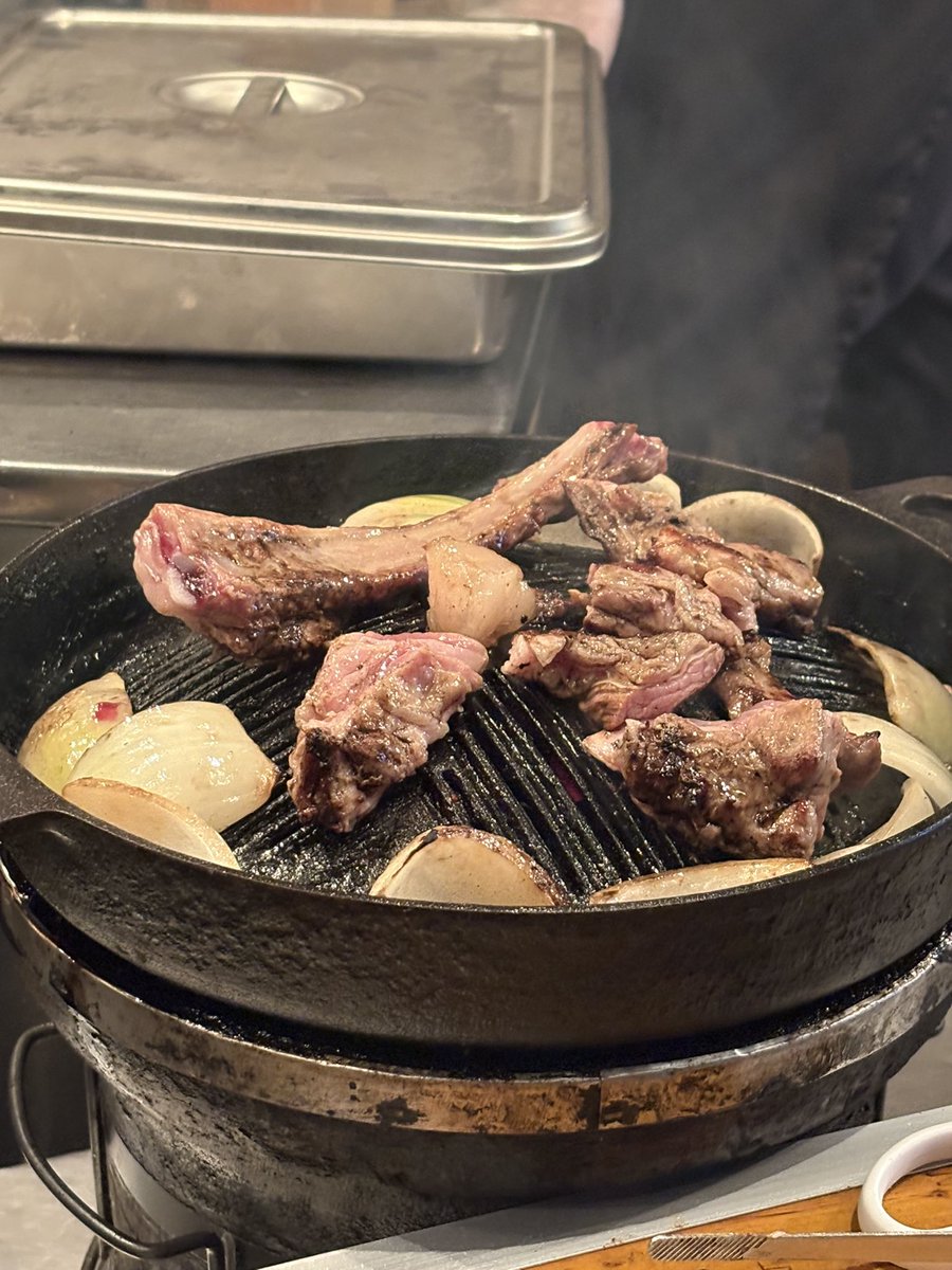 GooSakan's tweet photo. 札幌ジンギスカン　@千歳

ジンギスカン、北海道で１番美味いと思う
店に。開店前から大行列、、。

間違いない感じ。 https://t.co/mjjpn55MQ3