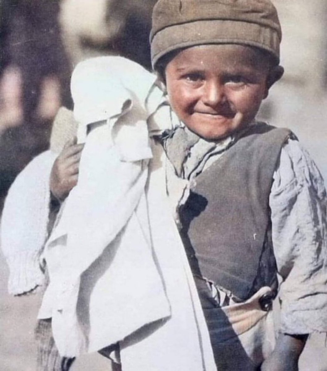 TurkcuPaylasim's tweet photo. 1922; Milli Mücadele döneminde kıyafet yardımı yapılan çocuğun mutluluğu. https://t.co/KKvAAEqxBl