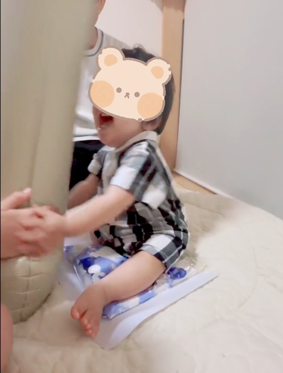 lo842's tweet photo. 昨日は赤子のお誕生日でした🎊
1年て爆速…🏃‍♀️🏃‍♀️🏃‍♀️
お姉様とスマッシュケーキを作り、飾り買い忘れてかつてのお姉さまのお誕生日飾りを流用、流行りのファーストアートなんかもやって慌ただしく楽しく過ごしたよ🎉🖼️お年頃のお姉様にもお姉ちゃん1歳おめでとうプレゼントをあげた🎁
2人とも健康であれ🫰 https://t.co/kp3p5ZgyoG