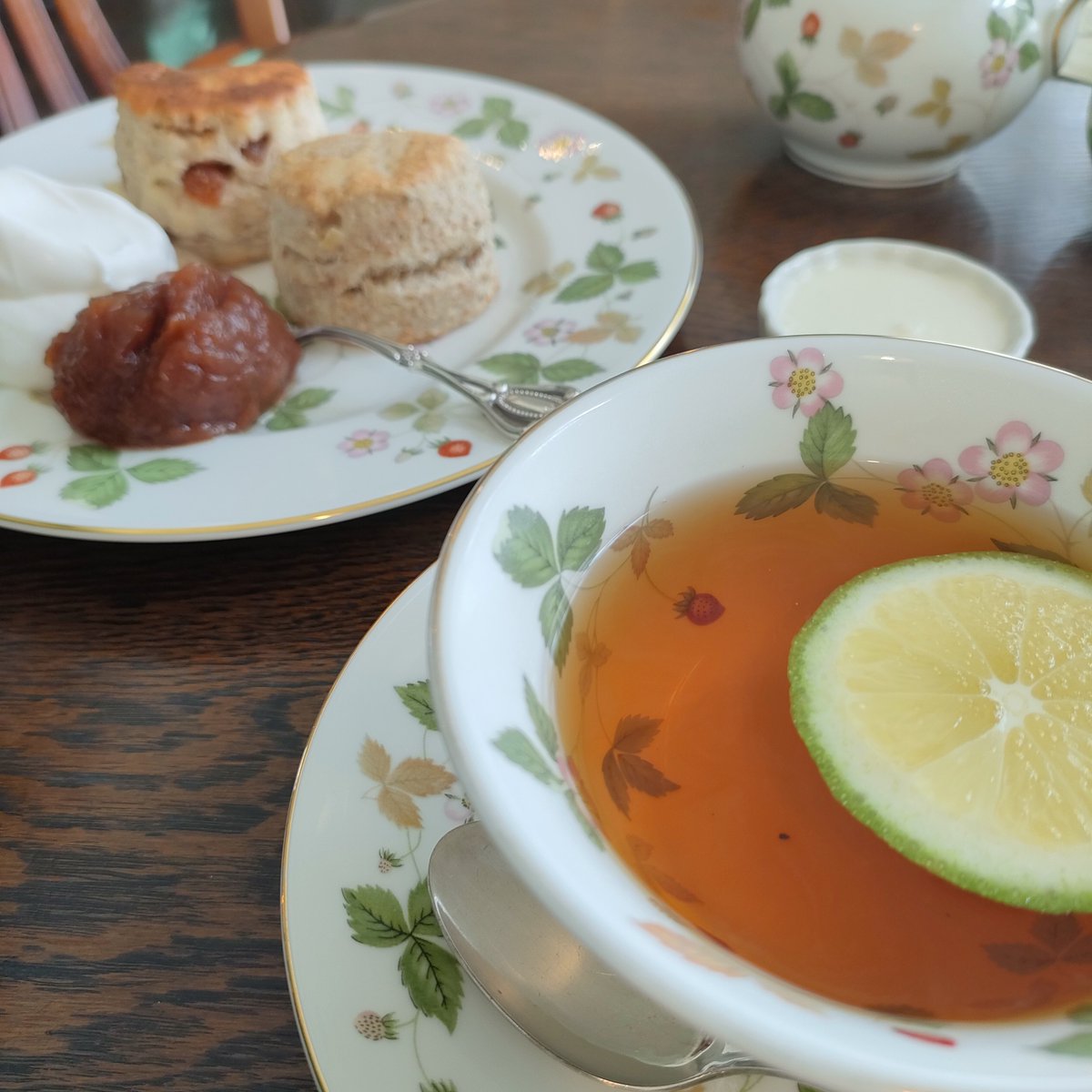 s_suoh's tweet photo. 暑いから出かけるのめんどくさいし温かいお茶の気分じゃないと渋る旦那さんを放置して、一人お出かけ。
「3日前に入ったばかりなんです」とマダムお勧めのフレッシュベルガモットのアールグレイとスコーンを頂いてきました。珍しい国産ベルガモット、今の時期だけのお楽しみだそうです。
#カフェ好き https://t.co/EjunXiRc3H