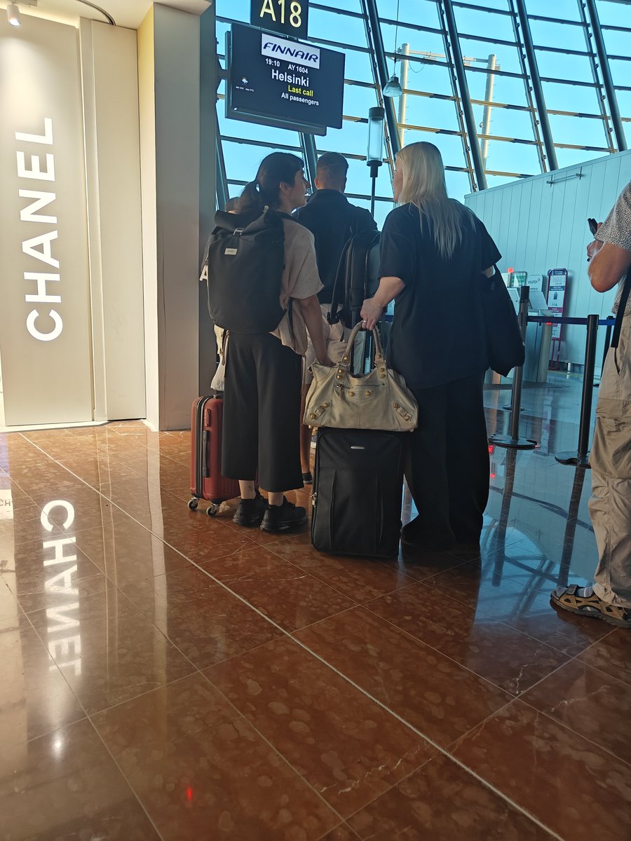 LaitinenMrs's tweet photo. Ja taas @Finnair . Miksi teillä on eri käytännöt kentillä? Minua ahdisteltiin penen lentokenttäostoksen vuoksi ja kuitenkin nämä kaikki nyssäkät on ok. https://t.co/TrMpCH6SCw
