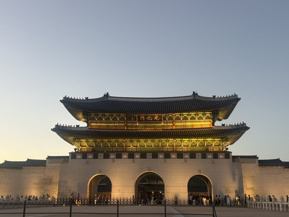 ena_in_seoul's tweet photo. 在韓3年目にして初めて景福宮(경복궁)の夜間観覧行ってきました！✨
外国人は1日300人まで当日券で入場できます！休日の18:20ごろに並んだのですが、運良く買うことができました🥺
とても綺麗だったのでぜひ行ってみてください！10/2まで開催中とのこと🌙 https://t.co/5kxnU5zXHd