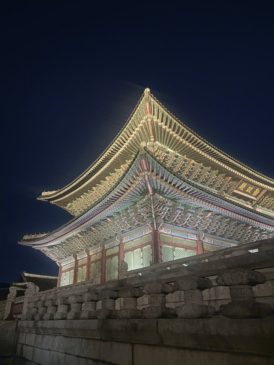 ena_in_seoul's tweet photo. 在韓3年目にして初めて景福宮(경복궁)の夜間観覧行ってきました！✨
外国人は1日300人まで当日券で入場できます！休日の18:20ごろに並んだのですが、運良く買うことができました🥺
とても綺麗だったのでぜひ行ってみてください！10/2まで開催中とのこと🌙 https://t.co/5kxnU5zXHd