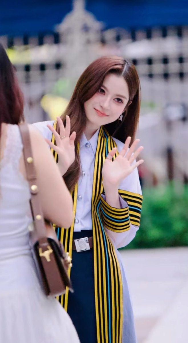 BishtRitik42341's tweet photo. HOW ARE YOU @primiily1_ THIS GORGEOUS AND A GRADUATE AT THE SAME TIME ??😭

CONGRAT PRIM NEW JOURNEY 
#primiily #ลูกหมีของพรีม
#PrimiilyGraduationsDay https://t.co/asaSKwhjj3