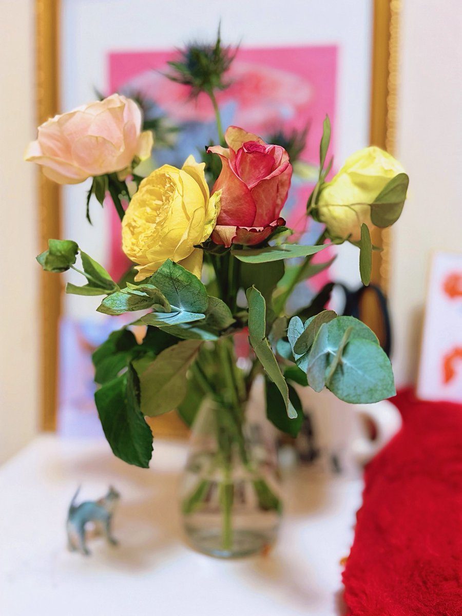 azazusa's tweet photo. 今回のお花
　
秋らしい色味の薔薇たちにしてみました。
まだ品種としても新しい「セントピーターズバーグ」という、中心に向かって黄味を帯びていく薔薇が目を引いたので、この子を中心に今回の他の子達も選びました🌹
　
少しずつ秋らしくなってきたなあ。
今月はあの子の誕生日もあるから楽しみ🥰 https://t.co/rNA4riEazg