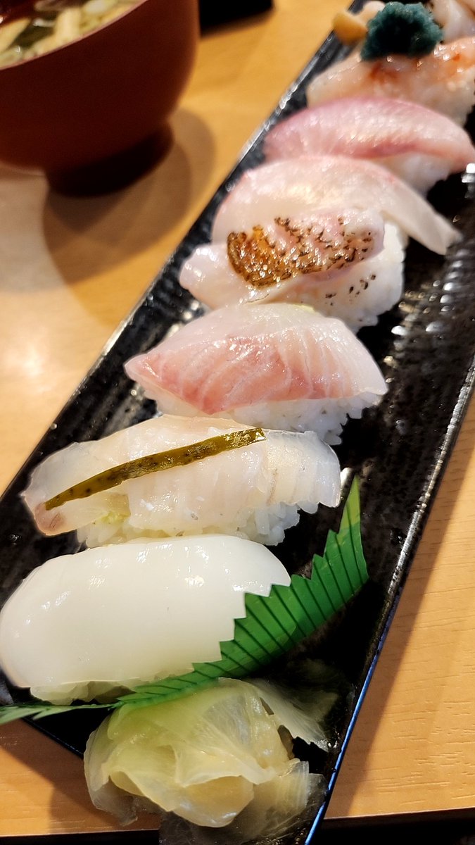 you_dissembler's tweet photo. 小政寿司@魚津、富山湾寿司。初訪問。昆布締め・シマアジやヒラマサなどの白身に加え、赤いか・のどぐろ・白エビなど大変贅沢な富山の海の幸を盛った名物。お造りは柔らかく、それでいて旨味が強い。白エビは貴重なむき身で提供。更に、こちらはセットでぶり大根も提供される。 https://t.co/FyjBvrZheG