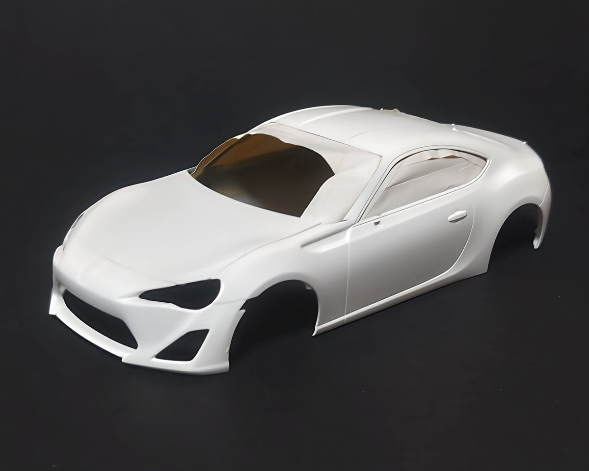watapapa45's tweet photo. アオシマ1/24 430グロリアセダンのルーフを切り取って儀礼用のオープンカーに、タミヤ1/24 86はTRDカラーにする予定で作成中ですが、86の方はホワイトを吹いている途中に、誇りの付着と塗料の垂れで塗装は一旦中止です😅 https://t.co/r2GXZlLtZz