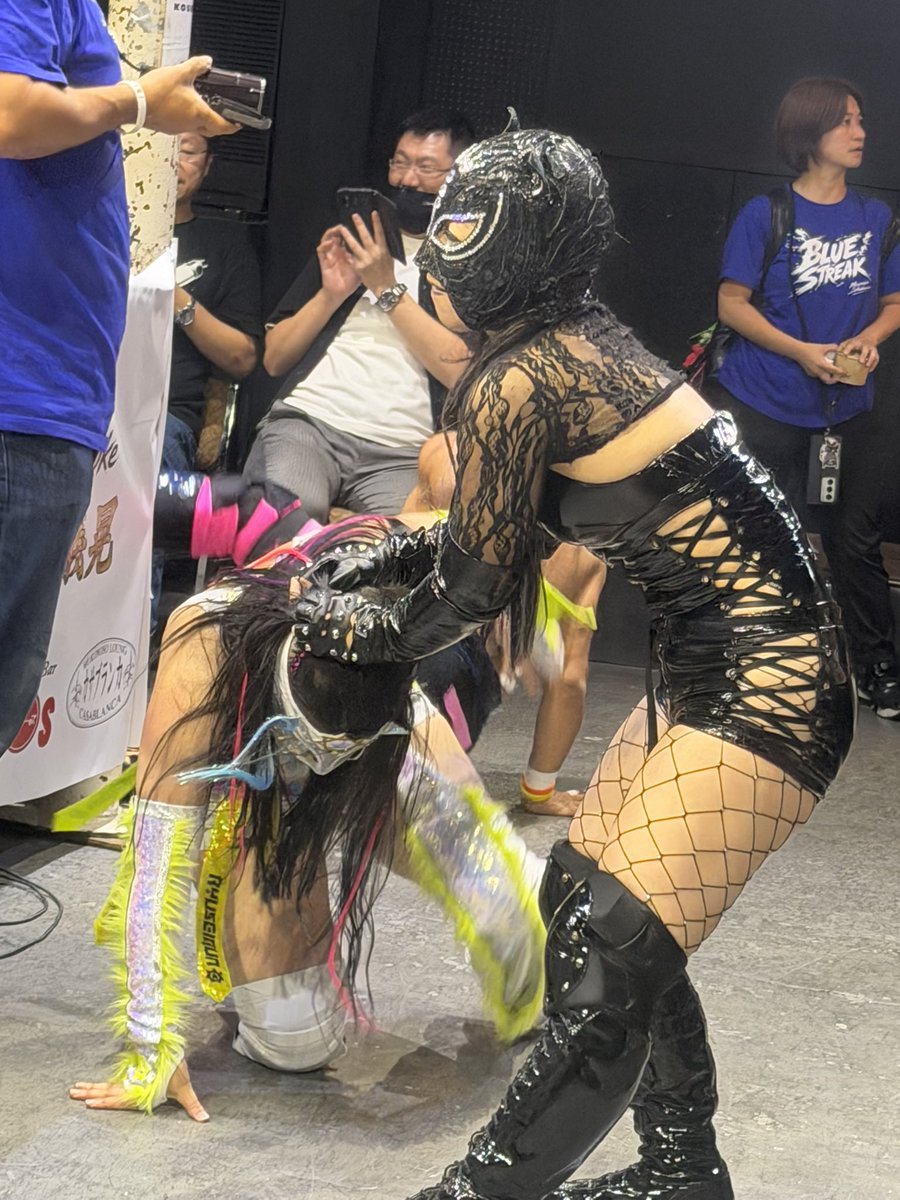 ogawakun7878's tweet photo. 道頓堀プロレス13周年
2026/9/13 夜の部
ファン感謝祭
なにわ女から
助っ人の七星選手
よりにもよってKRAMPUS戦に抜擢
途中から「エナジャイズ」モードもRIRU選手に場外で
ボコボコにされ試合終了
本人談「エナジャイズって何⁉️」
やられっぷりもチャンピオン❣️
#道頓堀プロレス
#七星
#RIRU https://t.co/VzAznqdQhA