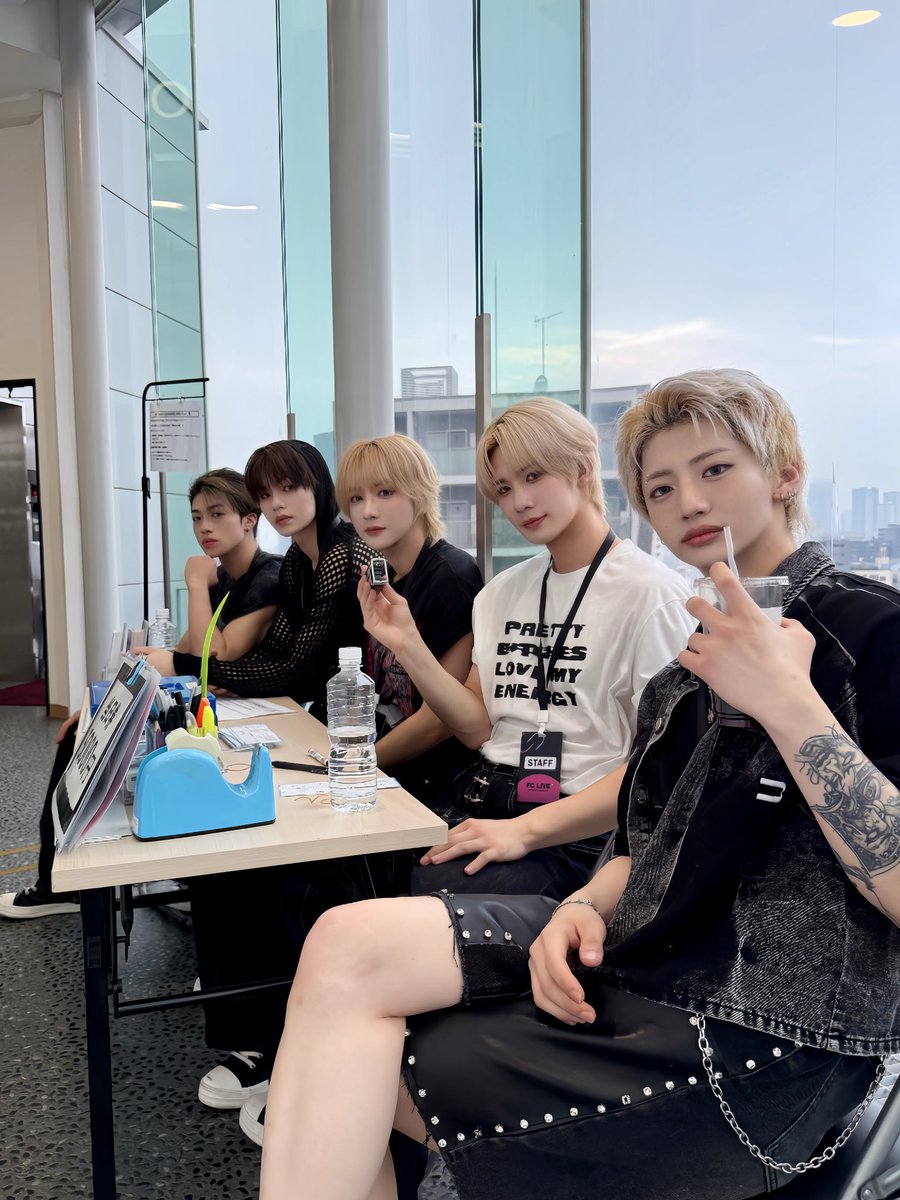CHASER_JP's tweet photo. 今日のスタッフデー、楽しかったですか〜！？
僕たちもとっても楽しかったです！✨

CHASERスタッフ、本日をもちまして退職します〜！🤣👋
今までありがとうございました〜！>< 💕

#체이서  #CHASER  #チェイサー https://t.co/8oQMttazOg