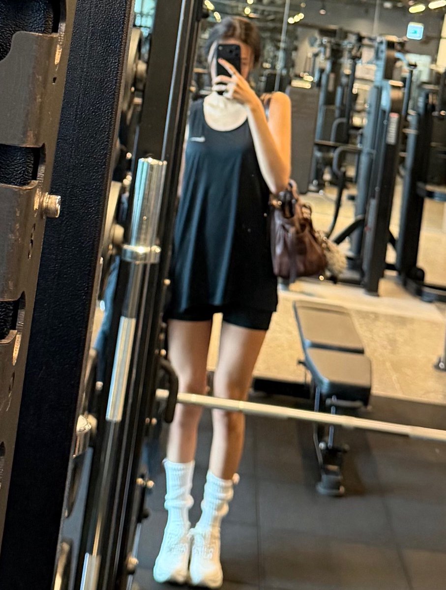 wonnaverse's tweet photo. just gawon and her mirror selfies ⋆｡°✩ https://t.co/gRUYyx34CH
