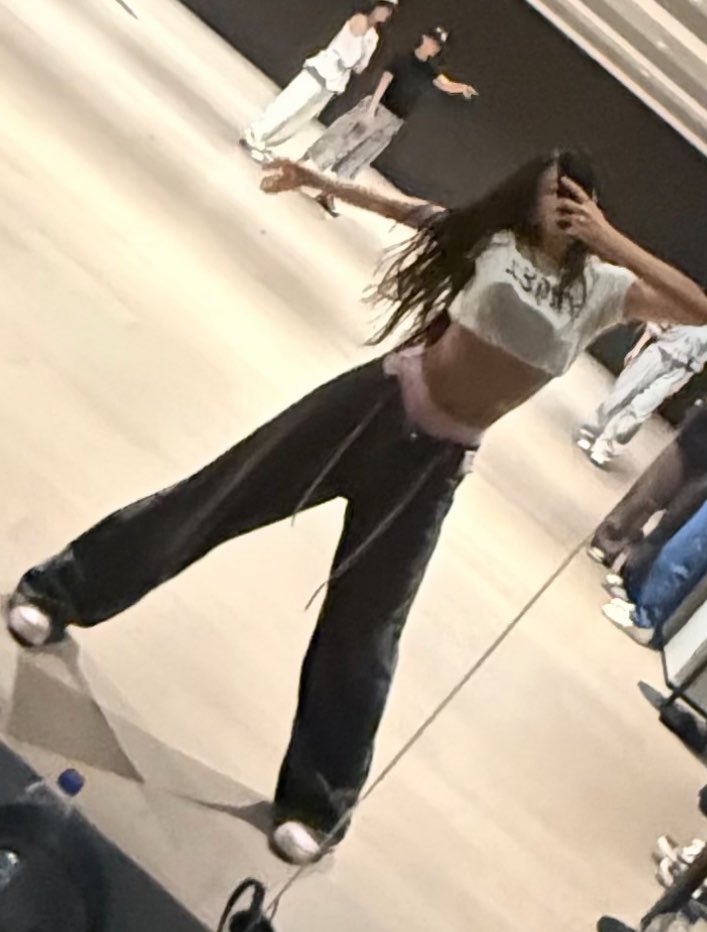 wonnaverse's tweet photo. just gawon and her mirror selfies ⋆｡°✩ https://t.co/gRUYyx34CH