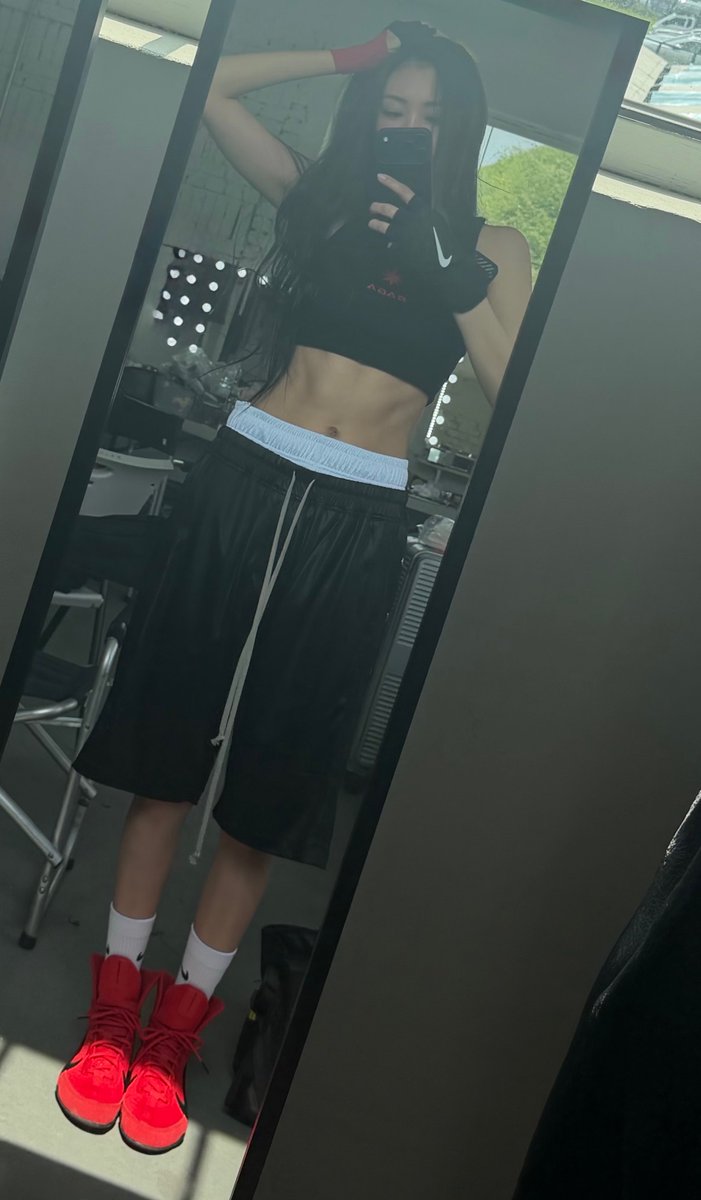 wonnaverse's tweet photo. just gawon and her mirror selfies ⋆｡°✩ https://t.co/gRUYyx34CH