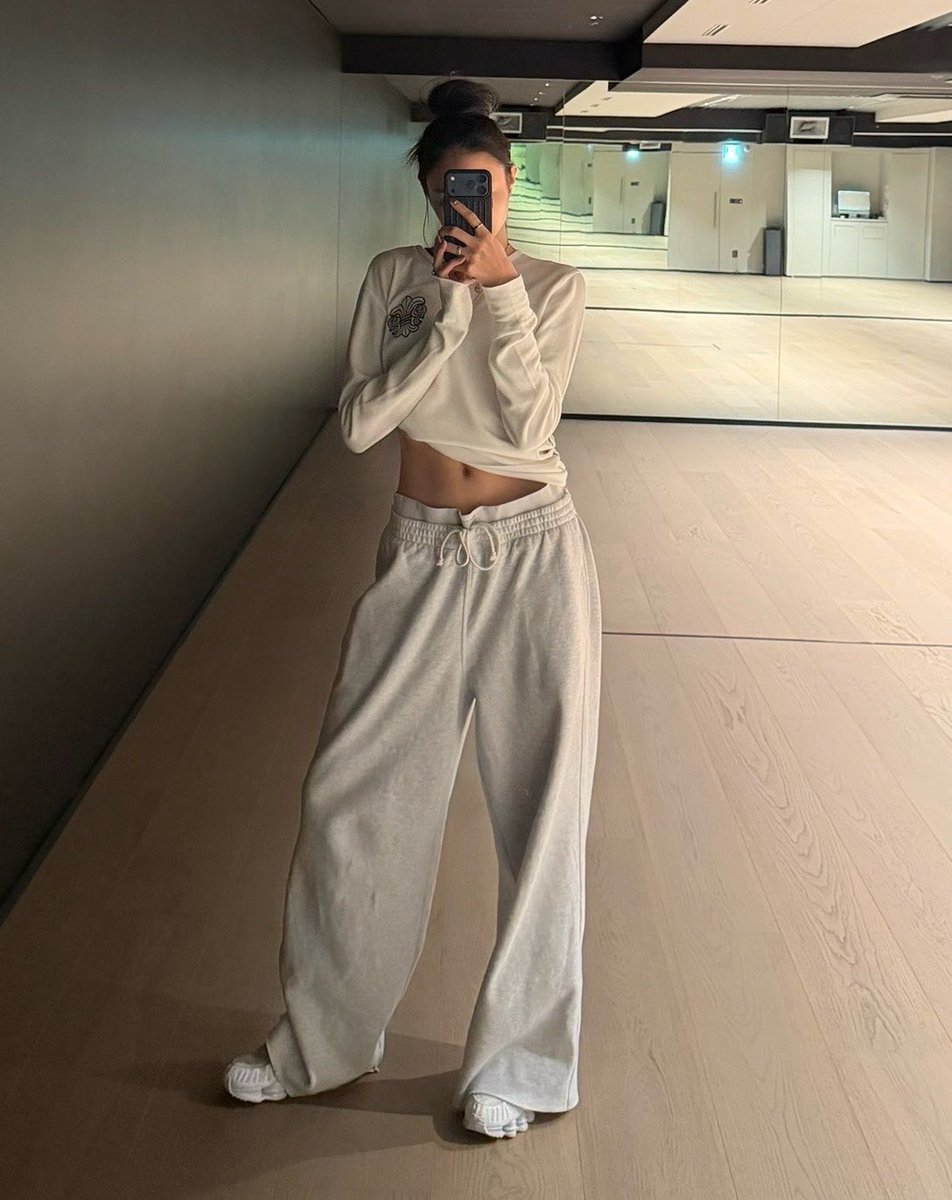 wonnaverse's tweet photo. just gawon and her mirror selfies ⋆｡°✩ https://t.co/gRUYyx34CH