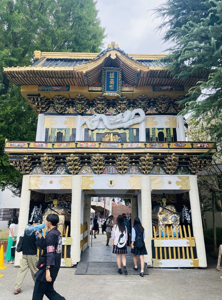 okyskz's tweet photo. さすが門隊。連日の雨の中、最後の１週間でよくぞここまで、細部の装飾もすごい。今年も感動頂きました！！
#浦高祭 #門隊 https://t.co/uQeje2abEV