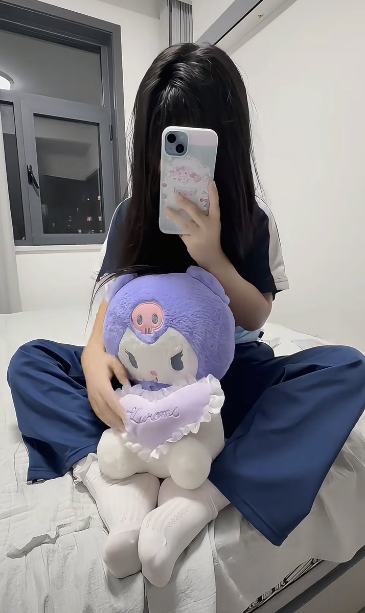 Ya5lluz's tweet photo. 干净的白袜你不看，就要看我穿过的脏鞋，你个傻逼，被脏鞋吸你会更贱对不对？#女高 #atm奴 #榨金 #贡奴 #臭脚 https://t.co/DRPiqpUgH0