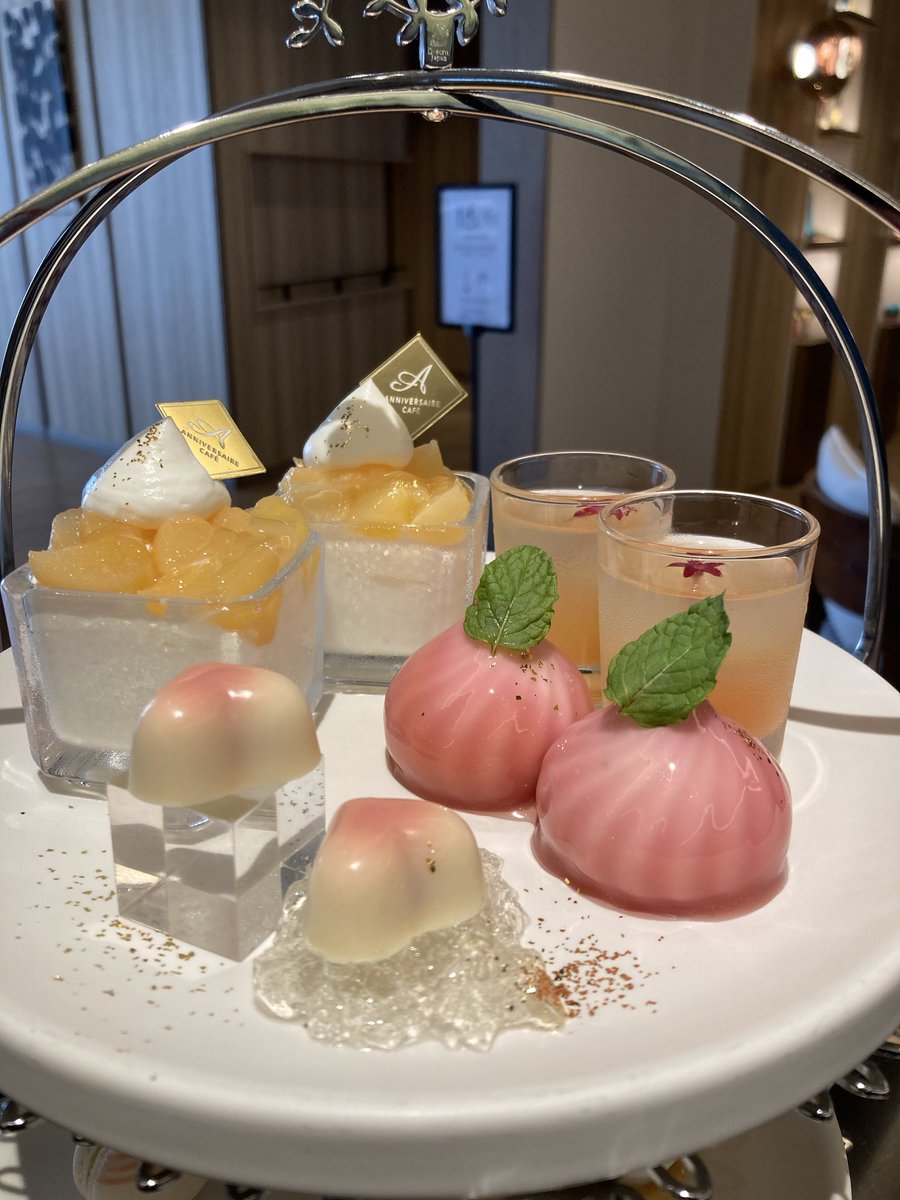 CrowCrow912's tweet photo. 今週末はお誕生日アフタヌーンティー🫖ピンクのどんぶらこして来そうな姿のスイーツは桃のムースでしたわ🍑結婚式場が併設されているので時々新郎新婦が華やかに移動していくのを眺めながらのんびり過ごせましたわ✨ https://t.co/3kWMVNndiU