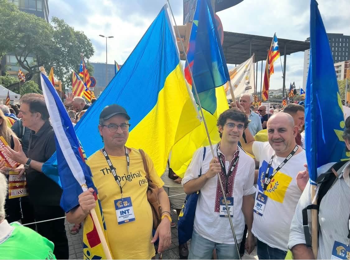 NacionsSEstat's tweet photo. Suport de nacions sense estat a  la Diada Nacional catalana 2026: amazighs, berbers de Cabília, quebequesos o ucraïnesos https://t.co/kCO7qPnt4d