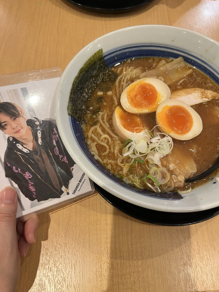 915_yellow's tweet photo. 最高のエンターテイメントを見せてくれてありがとう✨

夜食べたラーメン美味しかった🍜
ごちそうさまっ‼️🙏🏻
#NEWS_KMK https://t.co/oCvbEnDny7