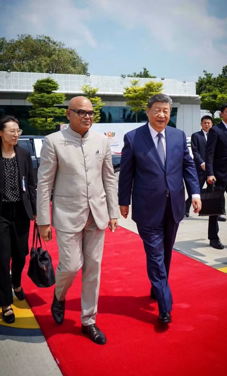 souravreporter2's tweet photo. BRICS सम्मेलन में शामिल होने के बाद अपने देश चीन के राष्ट्रपति शी जिनपिंग नई दिल्ली से रवाना हुए!

बिहार के रहने वाले भारत सरकार के केंद्रीय मंत्री सतीश चंद्र दूबे और  IFS ऑफिसर डॉ सुशील कुमार ने शी जिनपिंग को सी-ऑफ किया!
#BRICS #China https://t.co/zpTJ75lOz2