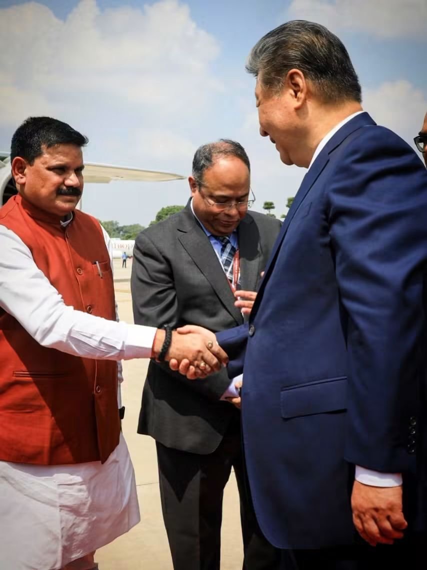souravreporter2's tweet photo. BRICS सम्मेलन में शामिल होने के बाद अपने देश चीन के राष्ट्रपति शी जिनपिंग नई दिल्ली से रवाना हुए!

बिहार के रहने वाले भारत सरकार के केंद्रीय मंत्री सतीश चंद्र दूबे और  IFS ऑफिसर डॉ सुशील कुमार ने शी जिनपिंग को सी-ऑफ किया!
#BRICS #China https://t.co/zpTJ75lOz2