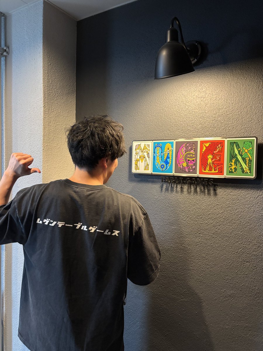 mugenmtg's tweet photo. 🎁 プレゼント企画🎁

大阪から遊びに来てくださった、BIGsのそのさん@nosonosaaan にMUGENオリジナルTシャツをご購入いただきました✨

さらに今回、のそのさんから
「Xでプレゼント企画をやりましょう！」
と素敵なご提案をいただき、プレゼント用にもう1枚Tシャツをご購入いただきました🙌

ということで、
抽選で1名様にMUGENオリジナルTシャツをプレゼントします🎉

さらに！
MUGENオリジナルメモ＆ボールペン、ホビットのプレリリースキットもセットでプレゼント✨

【🎁プレゼント内容】
・MUGENオリジナルTシャツ 
　サイズ：XL または XXL
・MUGENオリジナルメモ
・MUGENオリジナルボールペン
・ホビット プレリリースキット

【応募方法】
① MUGEN公式Xをフォロー
② この投稿をリポスト

以上で応募完了です🙌

【応募期間】
9月16日(水)まで

当選者の方にはDMにてご連絡いたします。

のそのさん、素敵な企画をご提案いただき、ありがとうございます✨

たくさんのご応募お待ちしております✨

#MUGEN #MTG #マジックザギャザリング #プレゼント企画