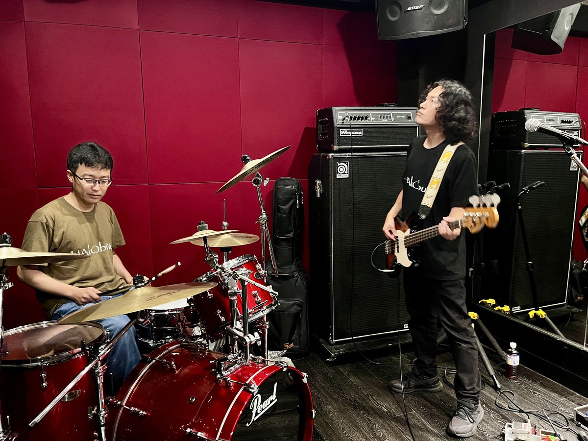 hakobune_04's tweet photo. HAkObuNeリハでした。来月からはギターの石井さんも復帰します。ということで今回もリズム隊メインでガッツリ練習を。今日はバンケン関係の懐かしいお顔をチラッと見られたのも嬉しい限り！またライブなどご一緒できたら良いですね！
#HAkObuNe https://t.co/4Lbc1HxnfZ