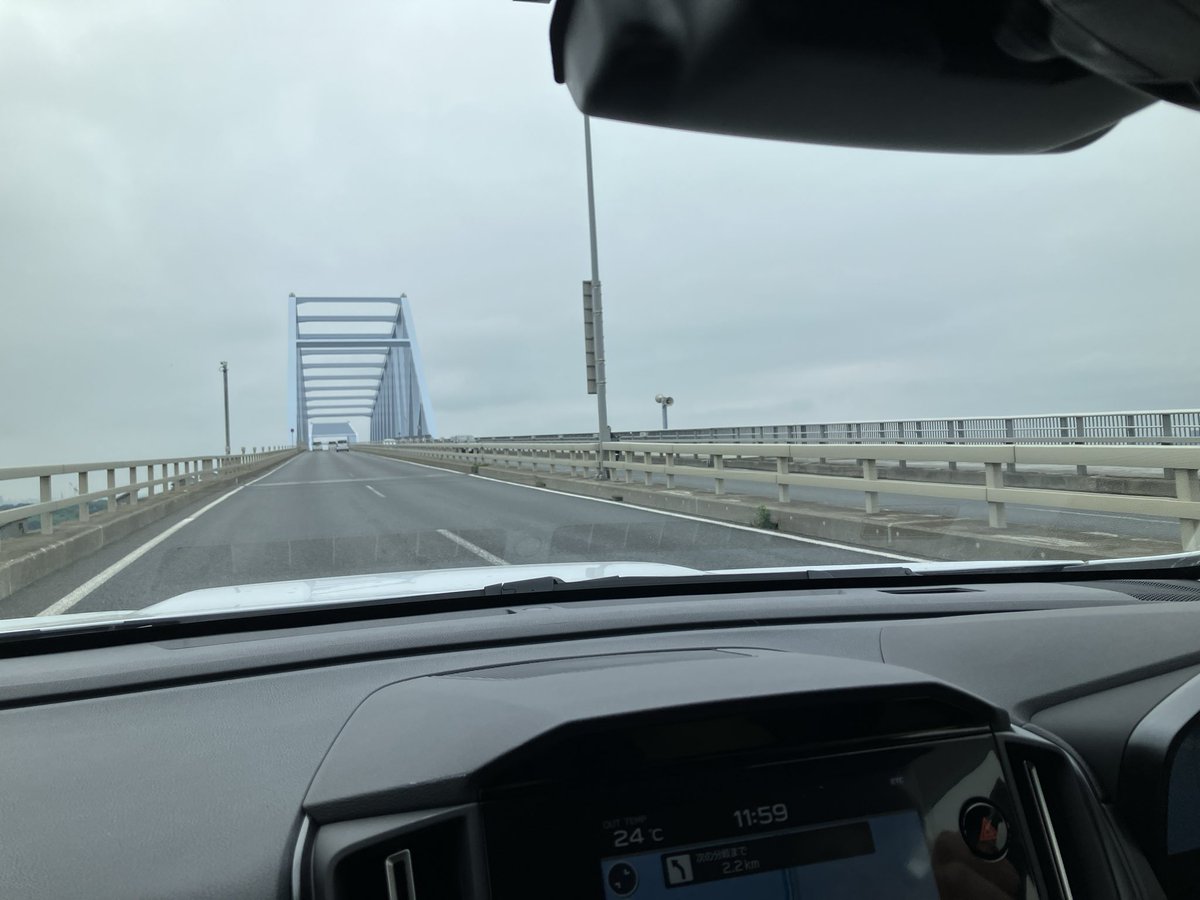 bitchyoffwidth2's tweet photo. 隙間時間でレヴォーグVNHドライブ
サンシェード、今まで銀マットだったのを純正品に変更。隙間は少ないが、効果はいかほどか？疑わしい。
それにしても車が汚い。洗車して3週間でこんなになるのか？ https://t.co/xxUBFyogMt