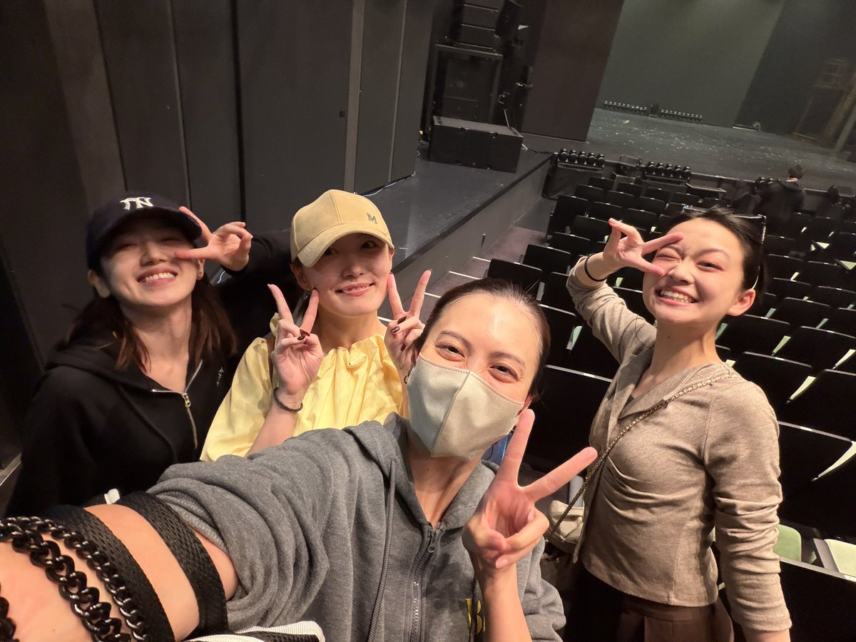 nakabeppuaoi's tweet photo. 同じ楽屋の女子4人組。
最高だったね！
みんなサッパリしてて優しくて可愛くて！
楽屋でのおしゃべり止まらんかったね🫶
いろーーーーーーーんなこと話したね！笑　　　ずっと爆笑🤣🤣
ダンダダンの海外公演とかあったら
休演日にみんなでおしゃれして
街に繰り出そうね🩷またね！
#舞台ダンダダン https://t.co/2bKv6GSmp6