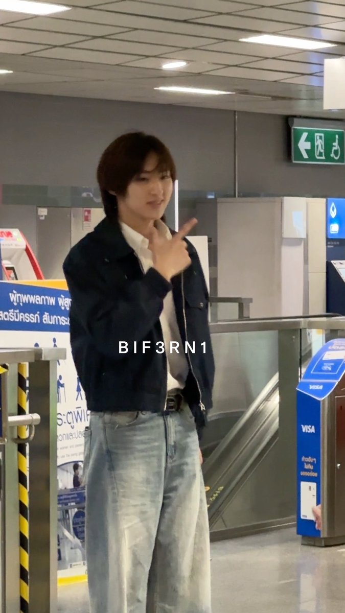 Bif3rn1's tweet photo. น้องดารานั่งmrt สแกนไทยช่วยไทยปะคะ5555  

#kongjiro https://t.co/yg4TdQmqsh