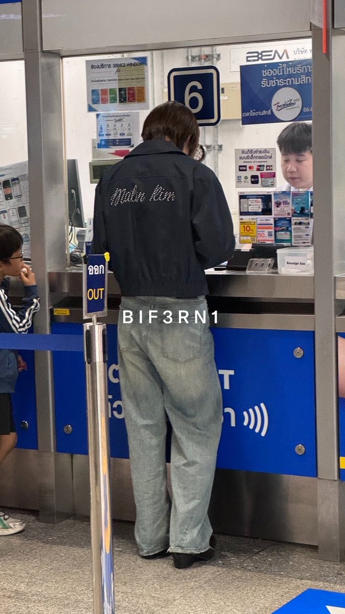 Bif3rn1's tweet photo. น้องดารานั่งmrt สแกนไทยช่วยไทยปะคะ5555  

#kongjiro https://t.co/yg4TdQmqsh