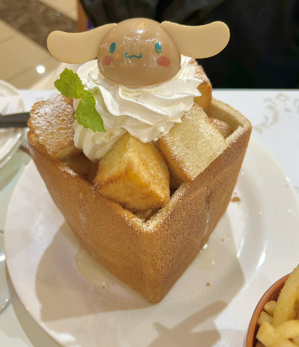 nlnase's tweet photo. 今日はサンリオカフェで一杯やってる https://t.co/yDYraS7ODs