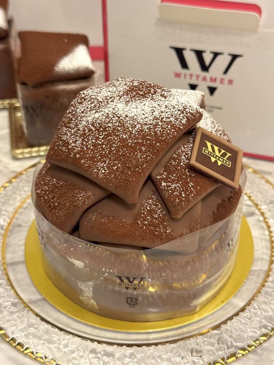 tabe_megumi's tweet photo. チョコ好きにはこれ食べてほしい🍫
ヴィタメールのフォレ・ノアール 15cm
とにかく上に乗ってるミルクチョコが美味しすぎる…濃厚なチョコの味わいが広がって最高！ https://t.co/OwL16xvk9S