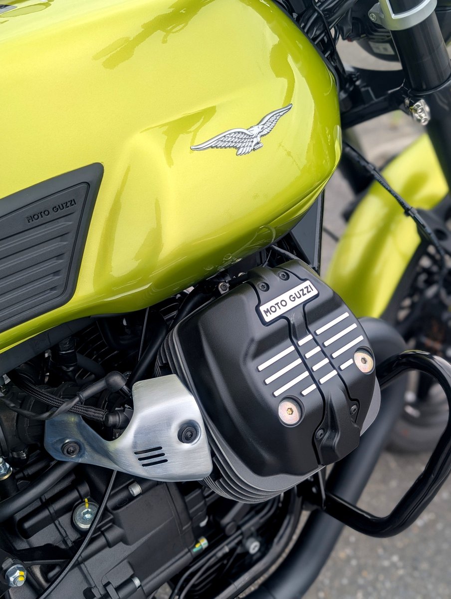 hero_car_zoo's tweet photo. SR400&amp;W800からV7sportに乗り換えました！バイクにあと何年乗れるか分かりませんが、この90°Vツイン縦置き空冷OHVエンジンに乗ってみたかったので😏
まだ20キロくらいしか乗ってないけどドコドコ、ブルブルしてて楽しい👍
#motoguzzi #V7sport https://t.co/0eDW3p5v7Q