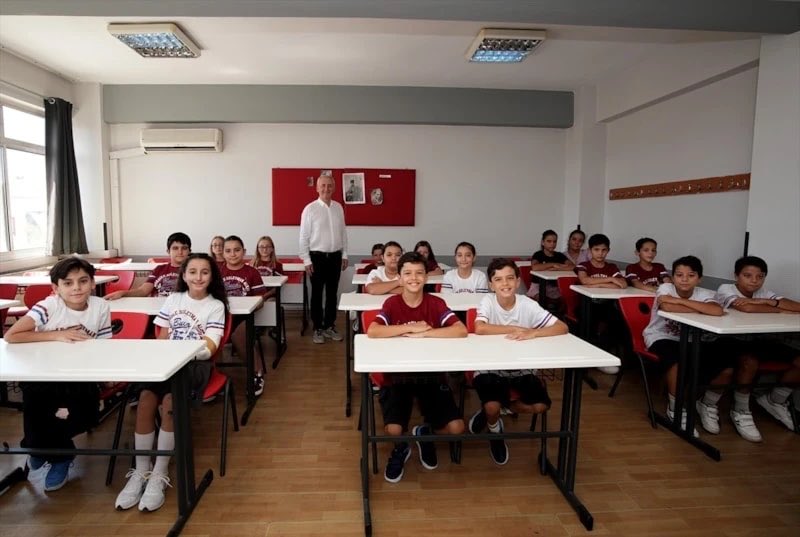 izmirinnabzi's tweet photo. Buca’da ikiz öğrencileriyle meşhur olan Makbule Süleyman Alkan Ortaokulu'na 9 ikiz daha kayıt yaptırdı.

📌 Okuldaki güncel ikiz sayısı 26 oldu.

📌 Okul, toplamda 212 ikiz mezun etti. https://t.co/SscsDjlHCB