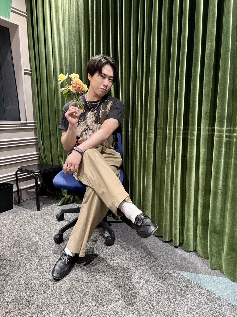 datesama_TBSR's tweet photo. 今週も優雅にロイヤルに！

久しぶりにaskingクイズ❤️
やってます。

このあと18:30までお付き合いください🌹

#ロイヤルサロン #宮舘涼太 https://t.co/AvfRPoGBTP