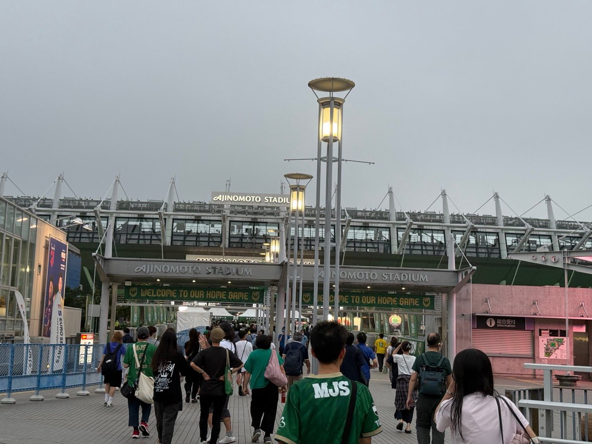 shin10000's tweet photo. スタジアム前歩道橋
 https://t.co/fAmkAiSivS https://t.co/K51NgpUH6n