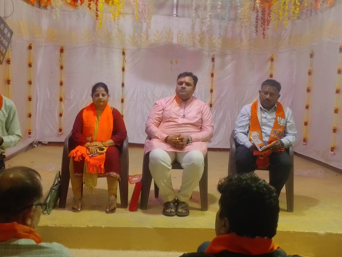 kiranraninga's tweet photo. 25 વર્ષનો સેવાયજ્ઞ...

માનનીય પ્રધાનમંત્રી શ્રી નરેન્દ્રભાઇ મોદી સાહેબના જન��ેવાના 25 વર્ષ પૂર્ણ થવાના અવસરે આયોજિત 'સેવા સંકલ્પ અભિયાન'ની તૈયારીઓના ભાગરૂપે ભારતીય જનતા પાર્ટી જુનાગઢ મહાનગર વોડૅ - 12  મુકામે કાર્યશાળા યોજાઈ.
. https://t.co/yGXgRRzSNv