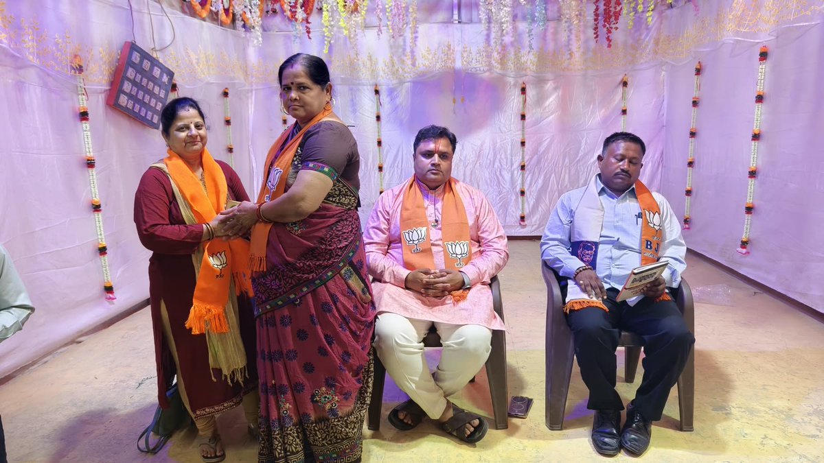 kiranraninga's tweet photo. 25 વર્ષનો સેવાયજ્ઞ...

માનનીય પ્રધાનમંત્રી શ્રી નરેન્દ્રભાઇ મોદી સાહેબના જન��ેવાના 25 વર્ષ પૂર્ણ થવાના અવસરે આયોજિત 'સેવા સંકલ્પ અભિયાન'ની તૈયારીઓના ભાગરૂપે ભારતીય જનતા પાર્ટી જુનાગઢ મહાનગર વોડૅ - 12  મુકામે કાર્યશાળા યોજાઈ.
. https://t.co/yGXgRRzSNv