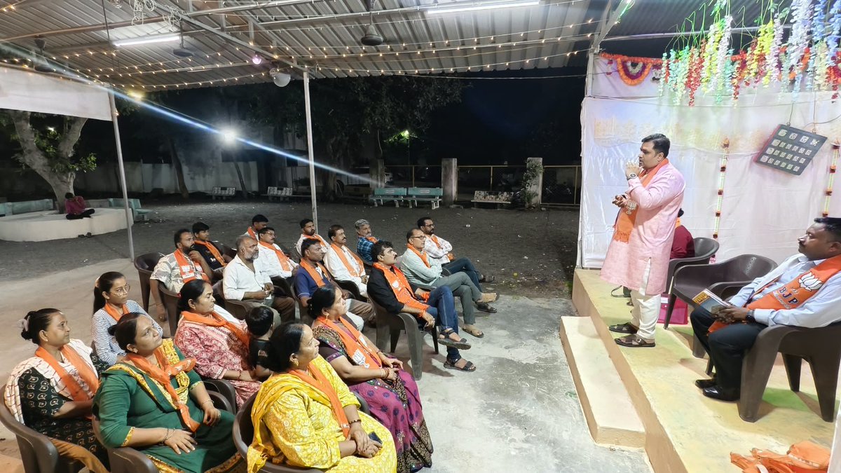 kiranraninga's tweet photo. 25 વર્ષનો સેવાયજ્ઞ...

માનનીય પ્રધાનમંત્રી શ્રી નરેન્દ્રભાઇ મોદી સાહેબના જન��ેવાના 25 વર્ષ પૂર્ણ થવાના અવસરે આયોજિત 'સેવા સંકલ્પ અભિયાન'ની તૈયારીઓના ભાગરૂપે ભારતીય જનતા પાર્ટી જુનાગઢ મહાનગર વોડૅ - 12  મુકામે કાર્યશાળા યોજાઈ.
. https://t.co/yGXgRRzSNv