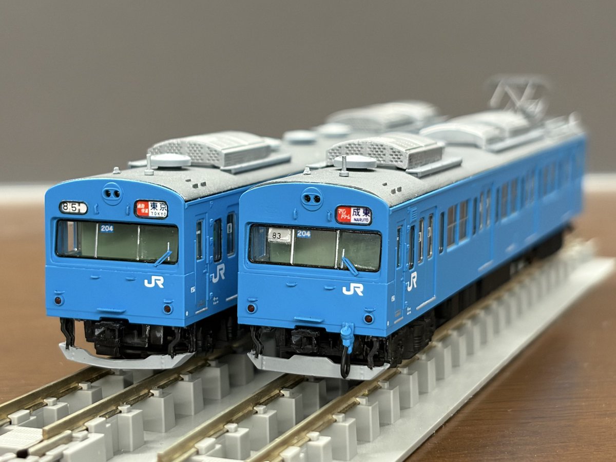 bean_8104's tweet photo. 京葉線103系 ケヨ204編成も落成しました。
104編成同様TOMIX HGをベースに加工・再塗装。
屋根に3Dパーツを使い配管作業を省いたお手軽仕様です。
前面強化・分散クーラー・運番埋め・スカートでコテコテに改造されたクモハが昔から好きで今回ようやく手元に置くことができ��ても嬉しいです。 https://t.co/ZnPCX5hJ4e