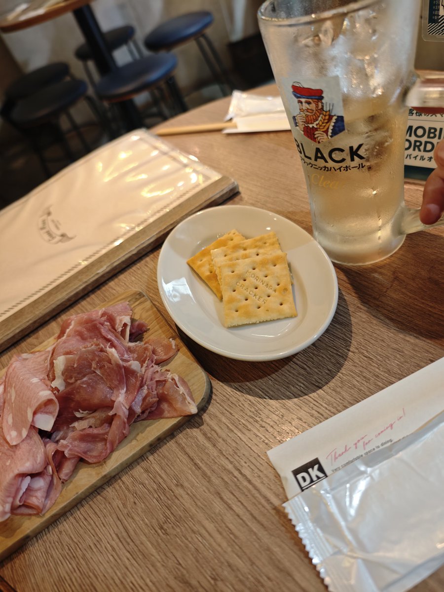 dododo_dodo1069's tweet photo. 1時間600円でハモンセラーノとモルタデラとクラッカー食べ放題なの良すぎるんだよな
うめぇ https://t.co/Buu4lJxxmZ