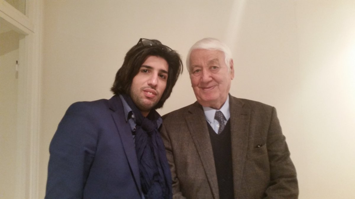 omiddana19's tweet photo. ‍ سکانس یک
14 سال بیشتر نداشتم که با کتاب خیام و دروغ دلاویزش برای نخستین بار به فکر فرو رفتم...
رفته رفته شیفته آن سوی سرابش شدم و با کمدی خدایانش تکامل یافتم...
بهترین روزهای زندگانیم به شهادت یاران داخل ایران با کتابهای بزرگمردی آمیخته شد که برای روشنگری جلوی خدا هم ایستاد...

سکانس دو
همواره کتابهایش را در جایی در خیابان بهار شیراز پرینت میگرفتم و با سیم های صحافی کتابش می کردم و دست به دست در بین تشنگان دانستن و حتا آنانکه یکبار در زندگانیشان کتاب نخوانده بودند می دادم...
آری کتابهایش خود معجزه بود و کتاب نخوانها را کتاب خوان کرده بود �� به شدت تو فکر برده بودشان...

سکانس سه
در بین جمعیتی در پاریس صدایی می شنوم که مرا صدا می زند...
آقای دانا درود بر شما سپاس بابت برنامه های خوبتان من از بینندگان برنامه های شما هستم....!
به چهره اش خیره میشوم باورم نمی شود، قهرمان سال های نوجوانی ام که با کتابهایش شب ها را سحر میکردم جلویم ایستاده و صدایم میزند، می گوید برنامه هایم را میبیند عجب حالی دارم اصلا دارم از حال میروم که بیکباره در آغوشم می گیرد، شوک زده شدم، اینجا من و استاد هوشنگ معین زاده عجب دنیای کوچکیست......
امید دانا (سال 2014 آتشکده پاریس)