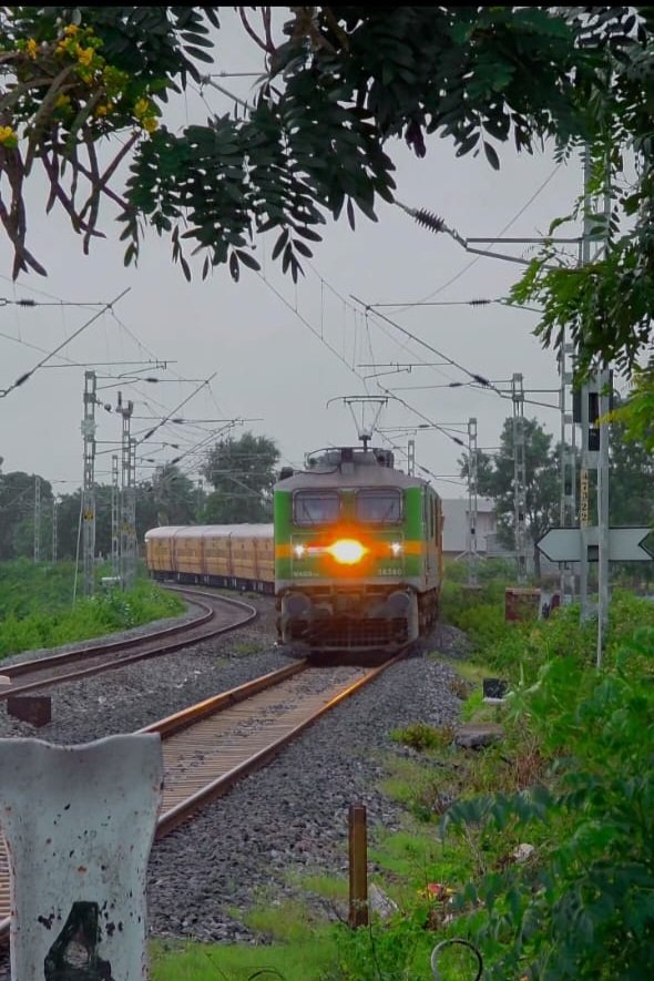 Hublirailusers's tweet photo. RAILWAY QUIZ FOR REAL TRAIN LOVERS!

This place may look familiar… but can you identify it just by watching the trains? 🚆

🔥 New YouTube video is live! Watch till the end and guess the location.

🔗https://t.co/V0gSrjaDuK

#IndianRailways #RailFans #TrainSpotting #Hubballi https://t.co/ZIRHkWRD6Z