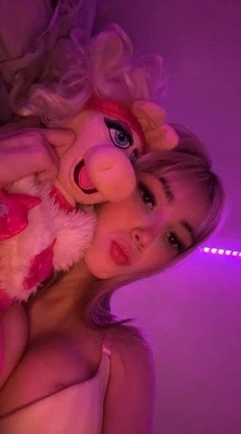 evrevienne18's tweet photo. somewhere between “good girl” and “don’t test me” 😇😈 https://t.co/szb20T5Rpb