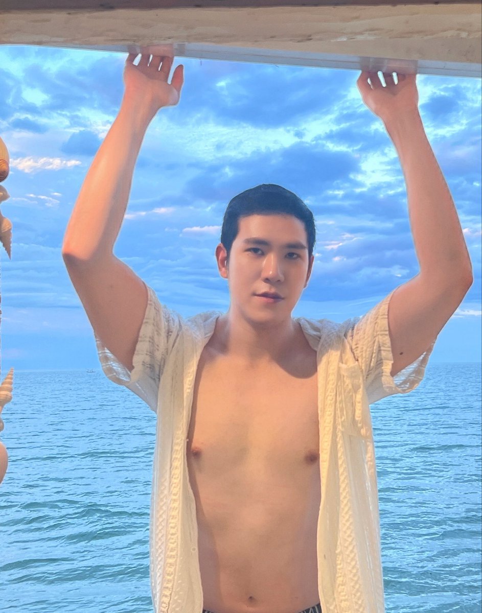 peachmori1's tweet photo. Sunburst ☀️☁️⚡️❤️‍🔥🏖️🫠 

#Beach #Sunburst #SaWadiKa #Busan #Muscle #Model #Korea #Chest https://t.co/rkHvRTzQHP