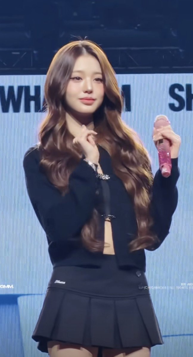 jjyyiuluv's tweet photo. Not me thinking the only exciting part about IVE's concert this year is seeing Wonyoung's casual outfits at each rehearsal lol. I love her fashion sense. https://t.co/mvEhdrQwye