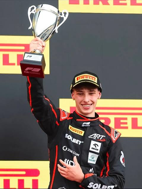 The_Pocisk's tweet photo. Pomimo pechowej końcówki sezonu, całkiem udany debiut z wygraną na Silverstone 🏆
Po Romanie Bilińskim, Maciej jest kolejnym Polskim juniorem, który solidnie prezentuje się w seriach juniorskich Formuły 1. Czekam na ich kolejne starty. #F2PL
https://t.co/NpSqIjHSlY https://t.co/Nz7gBip85e