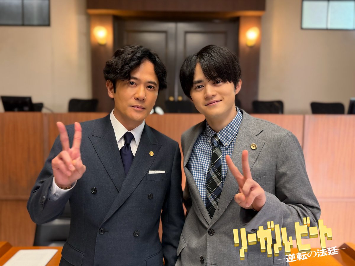 tx_drama9's tweet photo. ||◤￣￣￣￣￣￣￣￣￣￣
　⚖️ #リーガルビート 🎧
　 　オフショット📷
＿＿＿＿＿＿＿＿＿＿＿◢||

泰地役 #鈴鹿央士 さん
星役 #稲垣吾郎 さん
法廷での仲良しショットをお届け✌️

ムック(#夏生大湖)の弁護を
信隆(#田辺誠一)が担う中、
ある秘策に打って出た泰地＆星👨‍⚖️

証言台から仕掛ける大逆転を
ぜひTVerで📺
https://t.co/iNjXMZ6WIT
